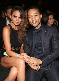 Kemesraan John Legend bersama tunangannya Christine Teigen. Christopher Polk/Getty Images for NARAS.