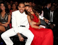 Rihanna menyenderkan kepalanya di bahu Chris Brown. Christopher Polk/Getty Images for NARAS.