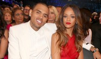 Mereka pun terlihat mesra mengenakan busana kompak, merah dan putih. Christopher Polk/Getty Images for NARAS.