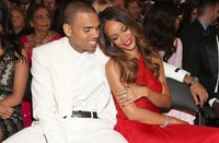 Chris Brown dan Rihanna tak segan-segan pamer kemesraan di Grammy Awards 2013. Christopher Polk/Getty Images for NARAS.