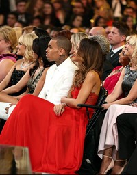 Keduanya duduk bersebelahan. Christopher Polk/Getty Images for NARAS.