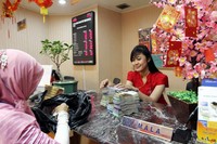 Petugas melayani nasabah di Kantor Cabang PT Bank Rakyat Indonesia (Persero) Tbk di Mall Taman Anggrek, Jakarta, Sabtu (9/2). (dok. BRI)