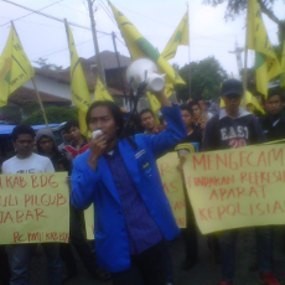 Massa PMII Kembali Gelar Aksi di Kantor KPU Jabar