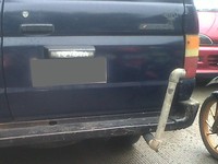 Pipa disambungkan ke knalpot dengan harapan mobil bisa melaju saat banjir. (Foto: Wahyudi Panani).
