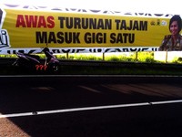 Foto ini saya ambil di jalan raya Bedugul - Denpasar (Bali). Yang menggelitik adalah spanduk imbauan yang kurang tepat di saat ini yang banyak pengguna kendaraan matik. (Foto Gede Setya Brana Wijaya).