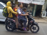 Foto diambil di Jalan Alternatif Cibubur. (Foto Charles Parulian Bakara).