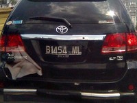 SUV ini saya foto ketika melintas di depan saya, tetapi polisi yang melihat pelat nomornya yang dimodifikasi menjadi kata B1454 ML pun hanya diam saja. (Foto Rio).