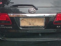 Mobil saat melintas di Jl. Jenderal Sudirman Kota Tangerang (Foto: Ixwan Wahyu).