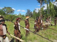 Tari Perang bercerita tentang perempuan yang diculik pemuda dari kampung lain. Lalu mereka berperang untuk mengambil kembali perempuan tersebut. Tombak adalah senjata utama yang digunakan (Afif/detikravel)