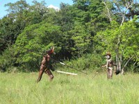 Kedua kubu akan saling gantian menyerang. Dengan tombak yang dapat mencapai 2 meter panjangnya, mereka terus berlari, mengangkat senjata, dan menghindari kejaran lawannya di bawah teriknya sinar matahari (Afif/detikravel)