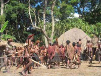 Lalu, mereka saling bersorak bersama yang menandakan kebahagiaan. Mereka berlari-lari kecil membentuk suatu putaran. baik orang tua atau anak-anak, semuanya berbahagia bersama (Afif/detikravel)