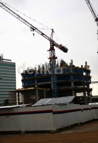 Di proyek pembangunan gedung inilah lima orang pekerja tewas. Polisi memastikan penyebab kematian lima orang pekerja akibat jatuh ke lubang septic tank. Ramses/detikFoto.