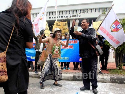 Demo Tolak Hakim Agung Pro Narkoba