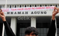 Mereka membentangkan tulisan menolak hakim agung yang pernah memvonis ringan terpidana narkoba masuk dalam bursa Wakil Ketua MA.