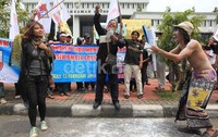 Demontrasi diwarnai dengan aksi teaterikal.