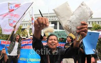 Dalam teaterikalnya, mereka menggambarkan begitu bebasnya para pengedar narkoba karena divonis ringan.