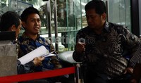 Eko ditemani Ketua DPP PAN Viva Yoga Mauladi saat mendatangi KPK untuk diperiksa sebagai saksi. Ramses/detikFoto.