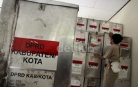 Pihak Kelurahan Kayuringin Jaya, Kecamatan Bekasi Selatan, telah menerima 80 kotak suara dari 88 kotak yang diperlukan.