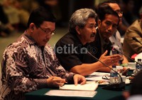 Gubernur DKI Jakarta Joko Widodo bersama dengan Wakil Menteri Pekerjaan Umum (PU) Hermanto Dardak (kiri) saat pemaparan kelanjutan pembangunan proyek monorel oleh Ortus Group, kelompok usaha milik Edward Soeryadjaya, pemegang saham PT Jakarta Monorel, di Balai Kota, Jakarta Pusat.