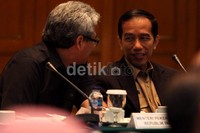 Wakil Menteri Pekerjaan Umum (PU) Hermanto Dardak (kiri) berbincang dengan Gubernur DKI Jokowi (kanan).
