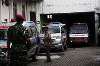 Sejumlah ambulans siap membawa lima jenazah ke RSCM, Jakarta. Kelima jenazah akan untuk diautopsi di rumah sakit tersebut. Ramses/detikFoto.