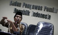 Ray Rangkuti memberikan keterangan kepada wartawan sebelum bertemu DKPP (Dewan Kehormatan Penyelenggara Pemilu) di kantor Badan Pengawas Pemilu, Jakarta (12/02/2013).