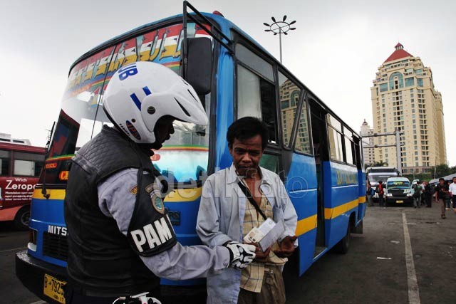 Angkot di Terminal Senen Dirazia