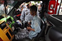 Seorang sopir angkot mengeluarkan surat-surat kelengkapan.