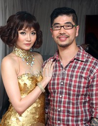 Alena berpose dengan sang suami, Popo. Ayya/detikHOT.