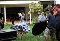 Andien mengambil tema retro untuk video klipnya itu.