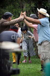 Penyanyi yang pernah berduet dengan Pasha 'Ungu' itu terlihat sangat retro dengan tatanan rambutnya dan dress kotak-kotak hitam dan putih.