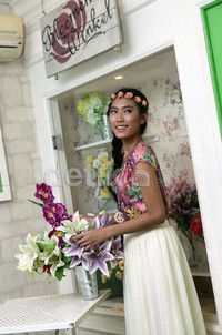 Alika melakoni sesi pemotretan untuk single terbarunya di kawasan Kebayoran Baru, Jakarta.