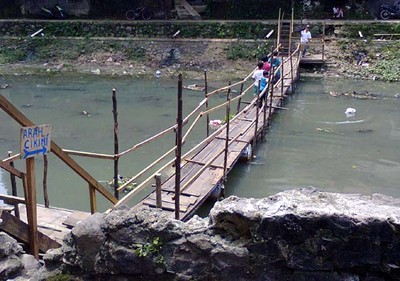 Meniti Jembatan Darurat di Cikini