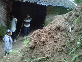 Hujan Deras, 2 Rumah Tertimpa Longsor