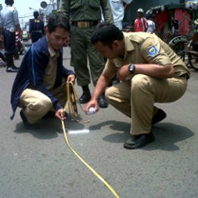 PKL Libur 2 Minggu, Petugas Mulai Benahi Jalan Kepatihan