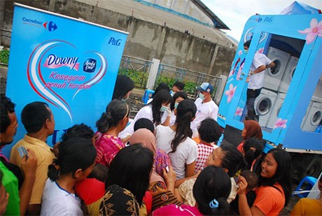 Artika Sari Devi dan Baim Cuci Baju Gratis Korban Banjir Kalideres