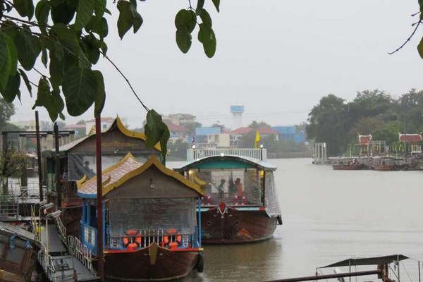 Nongkrong Sore di Sungai Chao Phraya