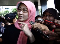 Saat dihujani pertanyaan wartawan, istri Irjen Djoko ini hanya diam. Ramses/detikFoto.