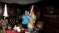 Ketua Mahkamah Konstitusi (kanan) menyambut kedatangan Ketua Komisi Pemilihan Umum Husni Kamil Manik (kiri).