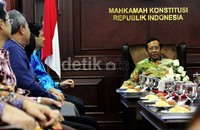 Pertemuan tersebut digelar mulai pukul 13.00 WIB-14.00 WIB. Hadir dalam pertemuan itu, Ketua KPU Husni Kamil Malik, komisioner Arif Budiman, Feri Kurnia, Juri Ardiantoro dan Ida Budhianti. MK diwakili oleh Mahfud MD sebagai ketua dan Akil Mochtar selaku juru bicara.