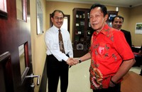Jimly Asshiddiqie (kiri) menyambut kedatangan Sutiyoso (kanan).
