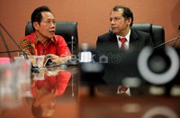 Selain bertemu Jimly, Sutiyoso (kiri) menemui anggota DKPP Saud Sirait (kanan).