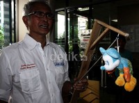 Pong Hardjatmo mendatangi gedung KPK sambil membawa boneka mickey mouse yang digantung yang mengibaratkan Anas Urbaningrum. Ramses/detikFoto.