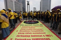 Berbaju kuning dan hijau karyawan Indosat menuntut keadilan terkait penanganan penyidikan kasus IM2 oleh Kejagung.