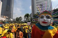 Ondel-ondel juga ikut berdemo.