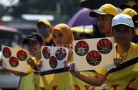 Mereka menuntut menghentikan kriminalisasi dugaan korupsi penyalahgunaan frekuensi dalam perjanjian bisnis PT Indosat.