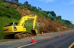 Eskavator Evakuasi Longsor Tol Cipularang