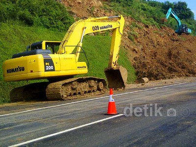 Eskavator Evakuasi Longsor Tol Cipularang