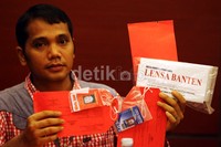 Petugas menunjukkan kartu pers oknum wartawan yang diduga melakukan pemerasan di Tanggerang.