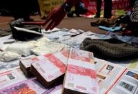 Demonstran menuntut proses pemilihan berlangsung adil dan tidak dimasuki politik uang.